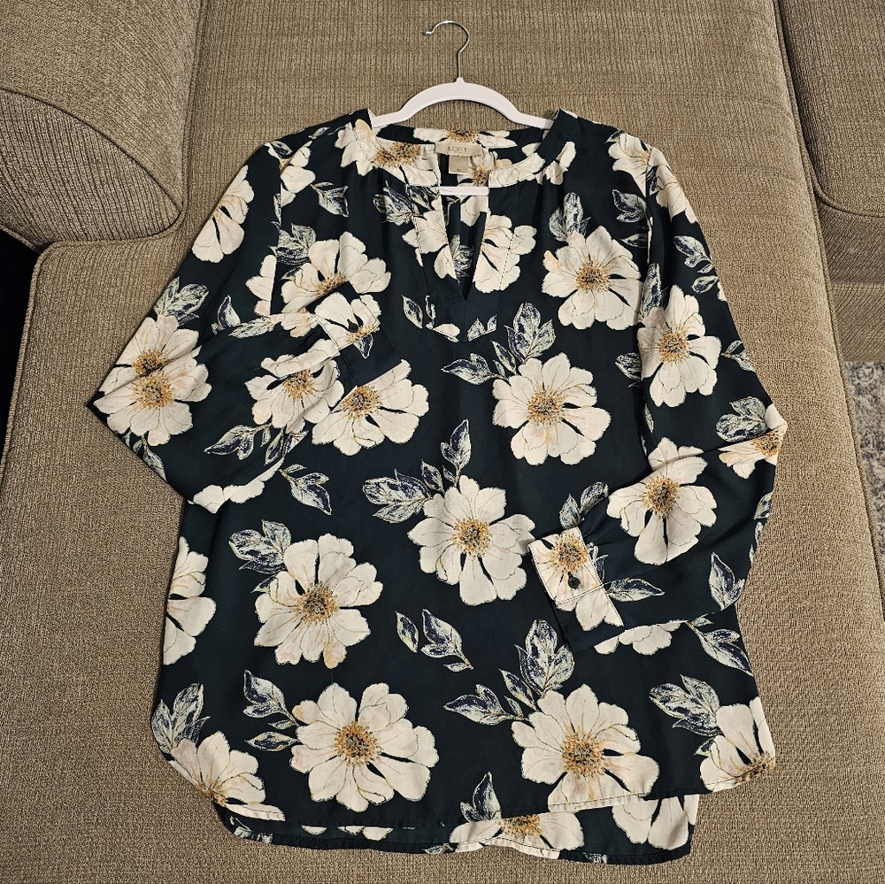 Loft Dark Green White Floral Casual Office Career Worl Blouse Top Size Medium